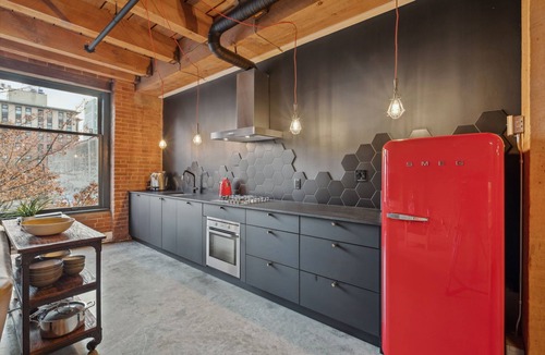 Chinatown Apartment | Spacious 1200sqft Gastown Loft with Parking