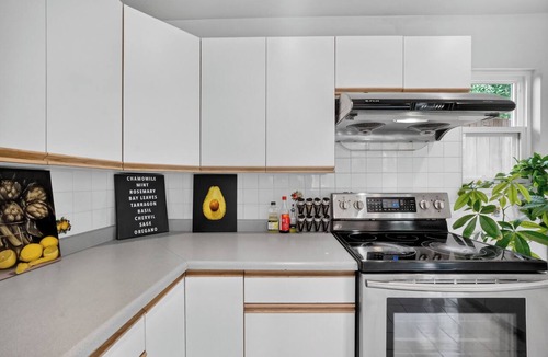 Killarney House | Spacious 2BR Ground-Level Suite Near Kingsway Central Park & Metrotown 🌿