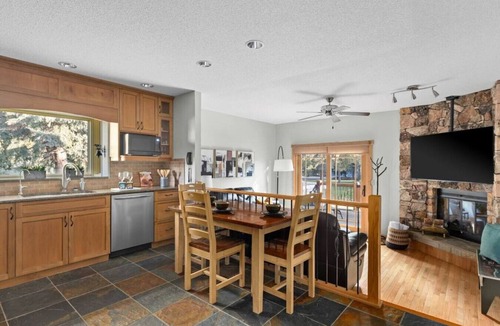 Invermere House | SPACIOUS 3,000 sq2 Luxury Home | PRIVATE Pool & Hot Tub | STEPS to Kinsmen Beach