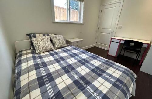 Burnaby House | Spacious 3 Bedroom Suite in Burnaby Free Parking, Full Kitchen, Near Transit