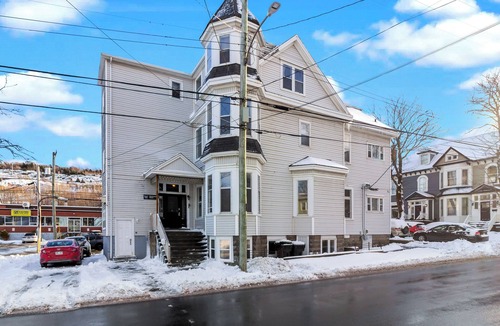Waterford Valley Apartment | Spacious 3BR Parking Pet-Friendly