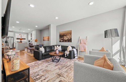Evanston House | Spacious 3BR Retreat | Sleeps 8 | 15 Min Airport
