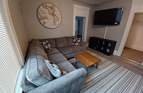 South Side Slopes House | Spacious 3BR South Side Retreat - Free Parking - Sleeps 6