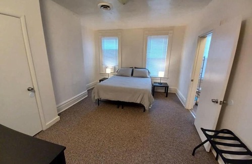 South Side Slopes House | Spacious 3BR South Side Retreat - Free Parking - Sleeps 6