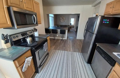 South Side Slopes House | Spacious 3BR South Side Retreat - Free Parking - Sleeps 6