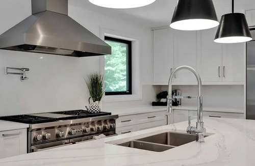 Maple Leaf House | Spacious 4-bedroom house in amazing Toronto with AC