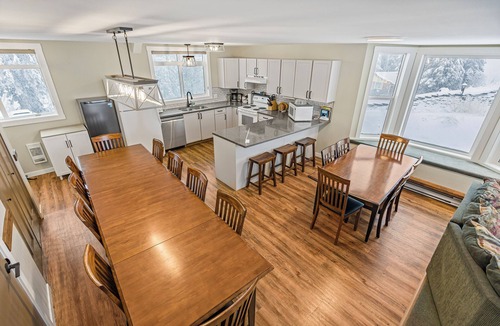 Silver Star Mountain Hotel | Spacious 4-Level Suite - Ski in/out w/Hot Tub & Fireplace for 17