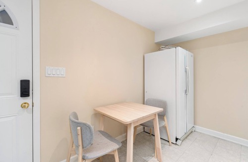 Upper Lonsdale House | Spacious 4BR North Van Home - Perfect for Groups