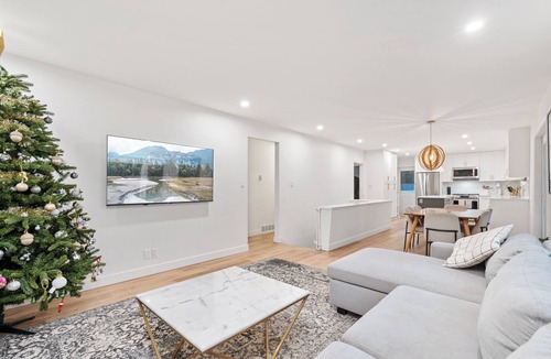 Upper Lonsdale House | Spacious 4BR North Van Home - Perfect for Groups