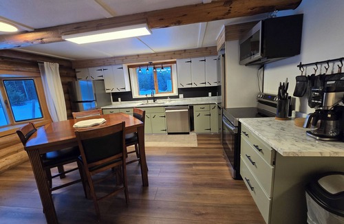 Telkwa House | Spacious 5-bedroom house in Smithers. 5 mins from downtown. lots of parking