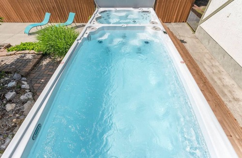 Windermere House | SPACIOUS 5 Br + 5 Br | Private HEATED Pool & Hot Tub | 1-minute WALK to Beach