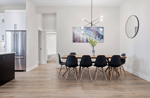 Silver Star Mountain House | Spacious 7-bedroom house w/2 hot tubs, garage, office, BBQ, laundry, 2 kitchens