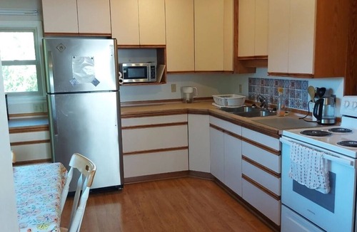 Powell River House | Spacious and bright 2 bedroom suite close to forest and hiking trails.