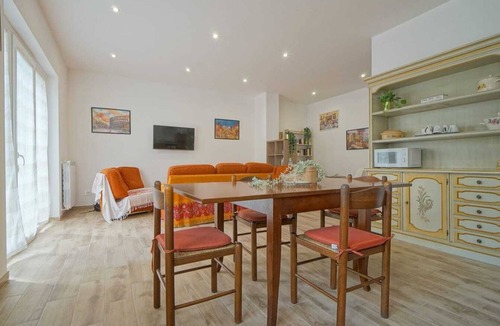 Monterotondo Apartment | Spacious apartment near Rome, with indoor parking and garden