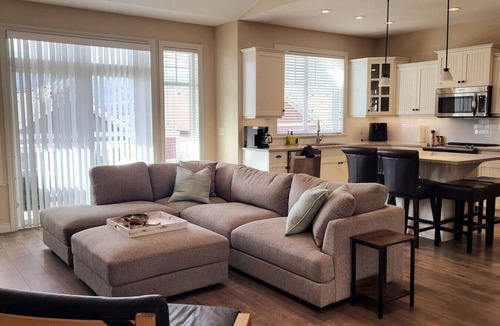 Osoyoos House | Spacious Bordeaux Cottage with Golf Cart #191