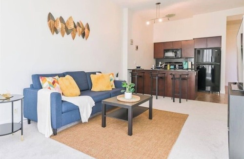 Haysboro Apartment | Spacious & Bright Condo 10 Min from DT