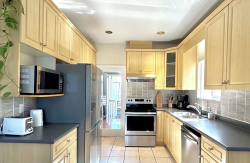 Marpole House | Spacious + Bright Unit in Central Vancouver Close to YVR and Downtown w/AC