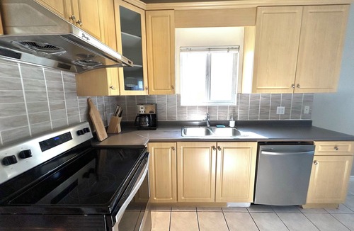 Marpole House | Spacious + Bright Unit in Central Vancouver Close to YVR and Downtown w/AC