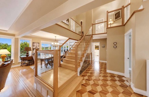 Coquitlam House | Spacious & Comfortable Villa in Coquitlam