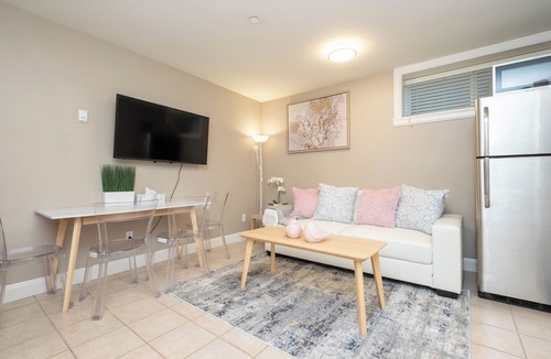 Kerrisdale Apartment | Spacious Comfortable 2-Bedroom Suite Near Transit – South Vancouver