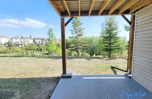 Bearspaw House | Spacious Family Oasis ~ Balcony ~ Yard ~ BBQ ~ Pkg