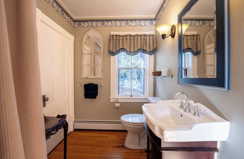 Saint Patrick House | Spacious Garden-View King Suite in 150-Year-Old Manor House
