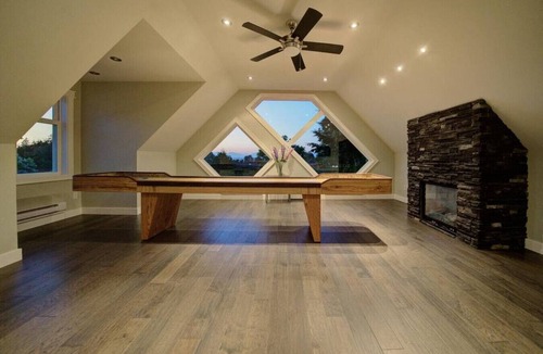 Surrey House | Spacious Home, sleeps 22, Pool, Hot Tub, Gym, Office, Theatre, Shuffle Board