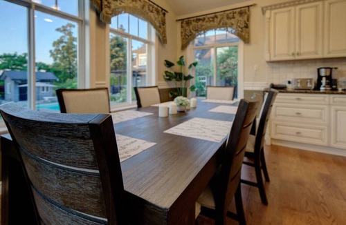 Surrey House | Spacious Home, sleeps 22, Pool, Hot Tub, Gym, Office, Theatre, Shuffle Board