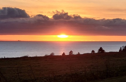Little Sands Bed & Breakfast | Spacious inn perched on cliff above the sea