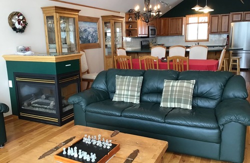 Okanagan-Similkameen Ski Chalet | Spacious luxurious three bedroom chalet at Apex with hot tub.Pet friendly!