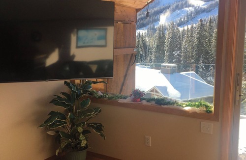 Okanagan-Similkameen Ski Chalet | Spacious luxurious three bedroom chalet at Apex with hot tub.Pet friendly!