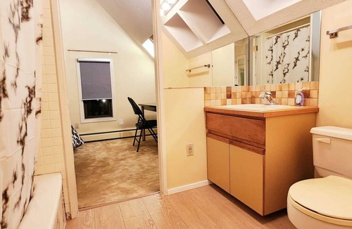 Kerrisdale House | Spacious Oasis for Groups: 9 Beds, 7 Bathrooms-Your Perfect Home Away from Home