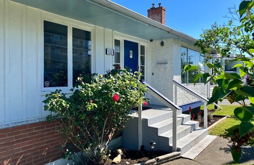 Campbell River House | Spacious Oceanview House - steps to downtown!