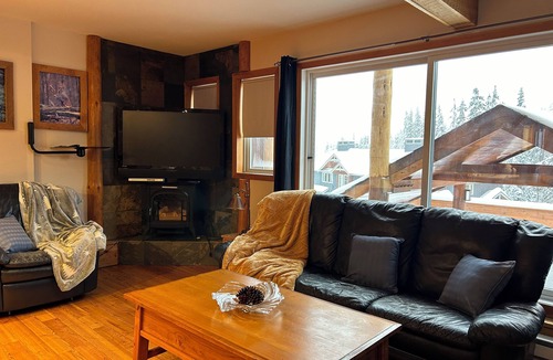 Apex Mountain Ski Chalet | SPACIOUS ONE BEDROOM UNIT AT APEX MOUNTAIN WITH AWESOME VIEW.PET FRIENDLY.