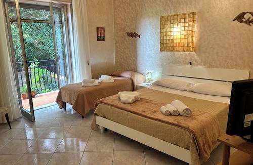 Riposto Apartment | Spacious stay 5 mins from the sea, between Etna & Taormina, free Wi-Fi & parking