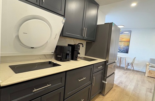 Cote-Des-Neiges—Notre-Dame-De-Grace Condo | Spacious Studio for 4 | Full Kitchen + Laundry