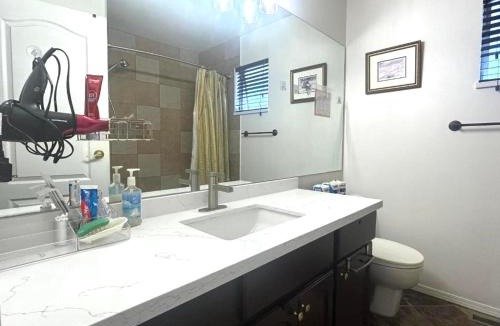 Coquitlam Villa | Spacious three bedrooms, Queenbeds entire House, free parking and wifi