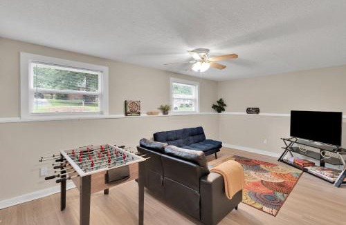 Charlotte House | Spacious Uptown 3BR - Game Room - Deck - Kingbed