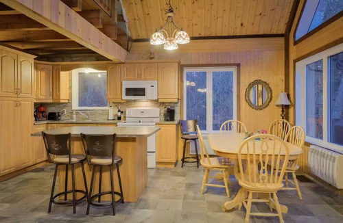 Mont-Saint-Michel Ski Chalet | Spacious waterfront Chalet - Navigable Lake