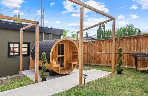 Southwest Calgary House | *Spectacular* Sauna |Rocket-ship|Game-Room|Hammock