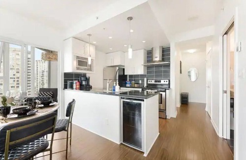 Crosstown Apartment | Spectacular Views in the Heart of the City | 6 Sleeps | Pool & Sauna