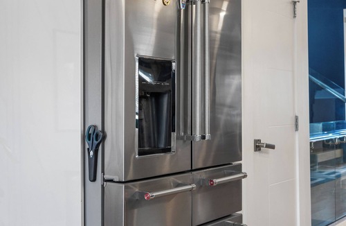 Southwest Calgary House | *Spectacularly Spacious* 6-Person Sauna |Rocket-ship|Game-Room|Hammock