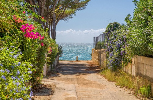 Eraclea Minoa Apartment | Spend a wonderful vacation by the sea in this bright and stylish vacation apartment.