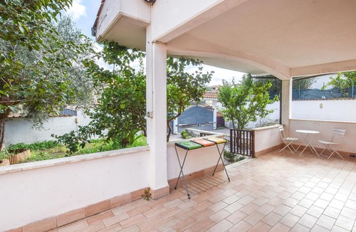 Ardea House | Spend your vacation in this inviting vacation home with pool not far from the sea.