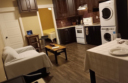 Oakridge House | Spotless 2-Bedroom Guest House – Free Parking, Nearby Golf, Tennis, Gym & Sauna
