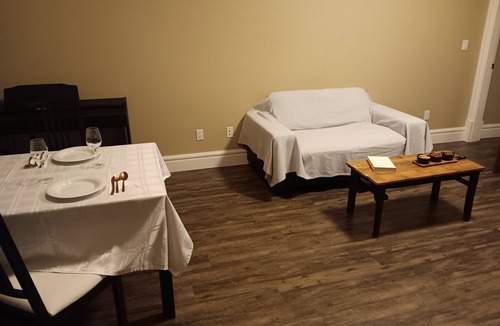 Oakridge House | Spotless 2-Bedroom Guest House – Free Parking, Nearby Golf, Tennis, Gym & Sauna