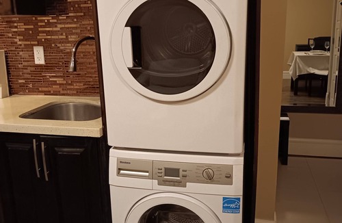 Oakridge House | Spotless 2-Bedroom Guest House – Free Parking, Nearby Golf, Tennis, Gym & Sauna
