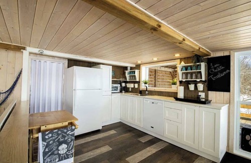 Grondines Cottage | St. Lawrence River, BBQ, Hot Tub & Fire Pit