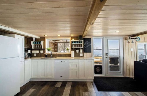 Grondines Cottage | St. Lawrence River, Hot Tub, BBQ & Fire Pit