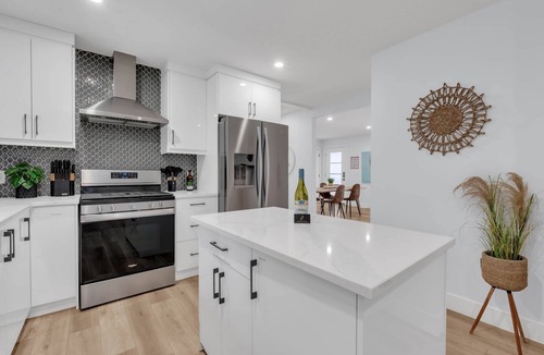 Killarney House | Stampede | 4BR Home | Main Floor King | 2 Kitchens | Garage | Sleeps 8 | Yard